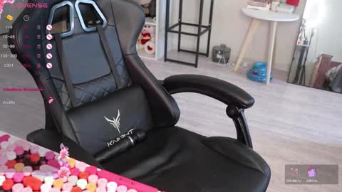 Snapshot of _viv1an_ chatting on 10-30-25, 06:59 Alis online show from 10-30-25, 06:59