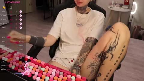 Snapshot of _viv1an_ chatting on 11-16-25, 09:48 Alis online show from 11-16-25, 09:48