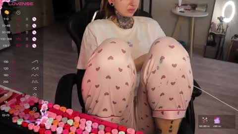 Snapshot of _viv1an_ chatting on 11-19-25, 08:58 Alis online show from 11-19-25, 08:58