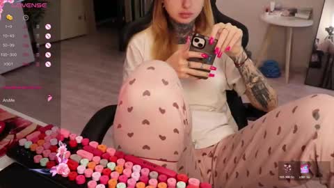 Snapshot of _viv1an_ chatting on 11-21-25, 09:19 Alis online show from 11-21-25, 09:19