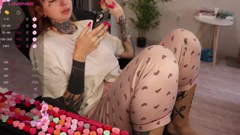 Snapshot of _viv1an_ chatting on 11-22-25, 08:13 Alis online show from 11-22-25, 08:13