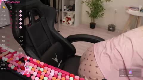 Snapshot of _viv1an_ chatting on 11-26-25, 10:27 Alis online show from 11-26-25, 10:27