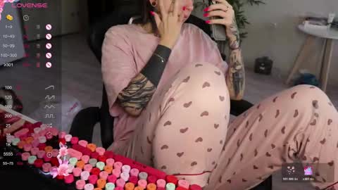 Snapshot of _viv1an_ chatting on 11-27-25, 09:44 Alis online show from 11-27-25, 09:44