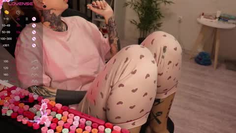 Snapshot of _viv1an_ chatting on 12-01-25, 08:41 Alis online show from 12-01-25, 08:41