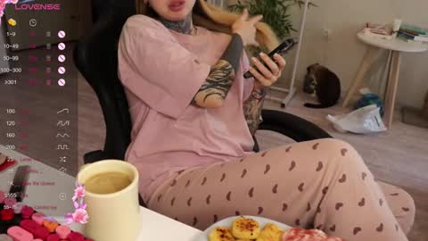 Snapshot of _viv1an_ chatting on 12-05-25, 10:57 Alis online show from 12-05-25, 10:57