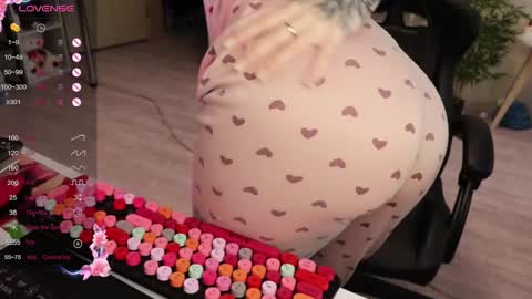 Snapshot of _viv1an_ chatting on 12-14-25, 08:30 Alis online show from 12-14-25, 08:30