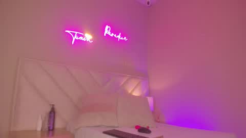 _wendy_x online show from 10-21-25, 11:33