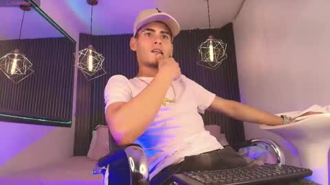 Snapshot of _white_fox_ chatting on 09-18-25, 09:39 white fox online show from 09-18-25, 09:39