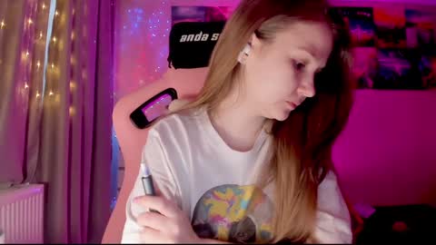 Snapshot of _witch__ chatting on 01-12-25, 08:04 Enni online show from 01-12-25, 08:04