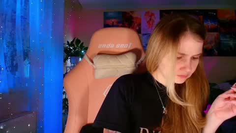 Snapshot of _witch__ chatting on 12-16-25, 07:35 Enni online show from 12-16-25, 07:35