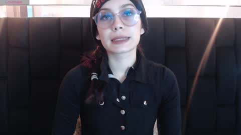 Yuyi online show from 01-04-25, 11:11