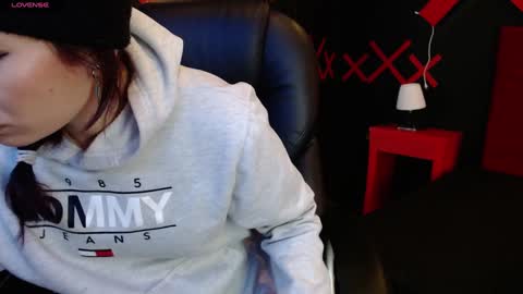 Yuyi online show from 01-20-25, 12:07