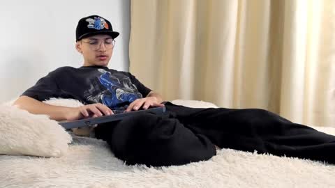 Snapshot of a_lejandro_08 chatting on 12-04-24, 04:10 alejo online show from 12-04-24, 04:10