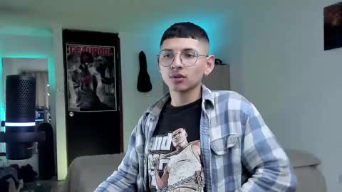 Snapshot of a_lejandro_08 chatting on 12-15-24, 01:57 alejo online show from 12-15-24, 01:57