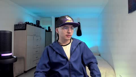 Snapshot of a_lejandro_08 chatting on 12-15-24, 06:26 alejo online show from 12-15-24, 06:26