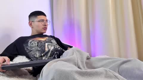 Snapshot of a_lejandro_08 chatting on 12-18-24, 03:15 alejo online show from 12-18-24, 03:15