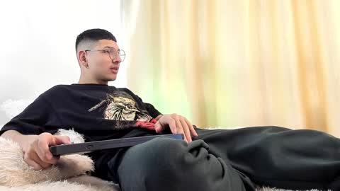 Snapshot of a_lejandro_08 chatting on 12-19-24, 04:46 alejo online show from 12-19-24, 04:46