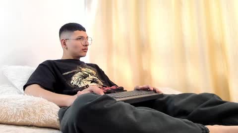 Snapshot of a_lejandro_08 chatting on 12-19-24, 07:51 alejo online show from 12-19-24, 07:51