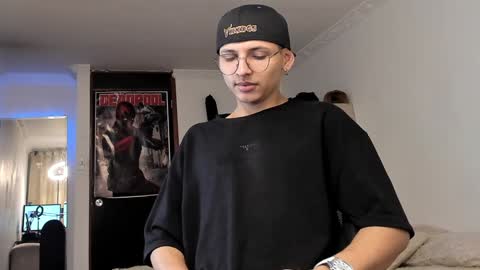 Snapshot of a_lejandro_08 chatting on 12-21-24, 08:28 alejo online show from 12-21-24, 08:28