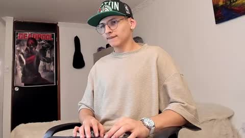 Snapshot of a_lejandro_08 chatting on 12-24-24, 12:55 alejo online show from 12-24-24, 12:55