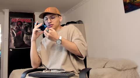 Snapshot of a_lejandro_08 chatting on 12-25-24, 12:48 alejo online show from 12-25-24, 12:48