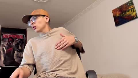 Snapshot of a_lejandro_08 chatting on 12-25-24, 08:40 alejo online show from 12-25-24, 08:40