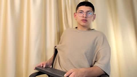 Snapshot of a_lejandro_08 chatting on 01-15-25, 04:04 alejo online show from 01-15-25, 04:04