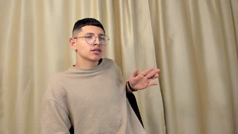 Snapshot of a_lejandro_08 chatting on 01-19-25, 05:05 alejo online show from 01-19-25, 05:05