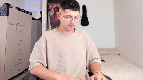 Snapshot of a_lejandro_08 chatting on 01-21-25, 07:28 alejo online show from 01-21-25, 07:28