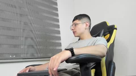 Snapshot of a_lejandro_08 chatting on 02-03-25, 03:53 alejo online show from 02-03-25, 03:53