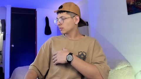 Snapshot of a_lejandro_08 chatting on 02-04-25, 01:56 alejo online show from 02-04-25, 01:56