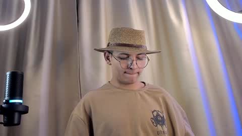 Snapshot of a_lejandro_08 chatting on 02-04-25, 07:07 alejo online show from 02-04-25, 07:07