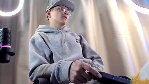 Snapshot of a_lejandro_08 chatting on 02-05-25, 01:15 alejo online show from 02-05-25, 01:15