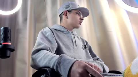 Snapshot of a_lejandro_08 chatting on 02-05-25, 04:16 alejo online show from 02-05-25, 04:16