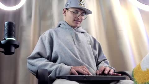 Snapshot of a_lejandro_08 chatting on 02-05-25, 07:18 alejo online show from 02-05-25, 07:18