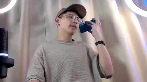 Snapshot of a_lejandro_08 chatting on 02-05-25, 10:33 alejo online show from 02-05-25, 10:33