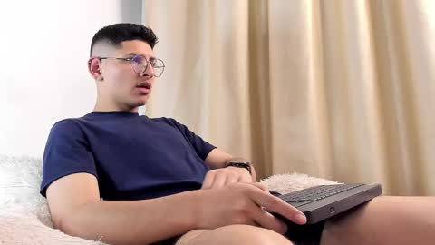 Snapshot of a_lejandro_08 chatting on 02-07-25, 04:16 alejo online show from 02-07-25, 04:16