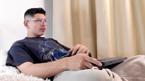 Snapshot of a_lejandro_08 chatting on 02-08-25, 06:33 alejo online show from 02-08-25, 06:33