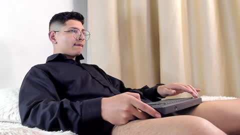 Snapshot of a_lejandro_08 chatting on 02-08-25, 09:35 alejo online show from 02-08-25, 09:35