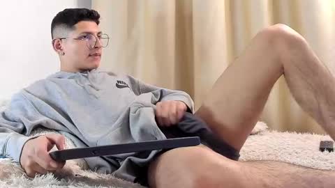 Snapshot of a_lejandro_08 chatting on 02-09-25, 06:11 alejo online show from 02-09-25, 06:11