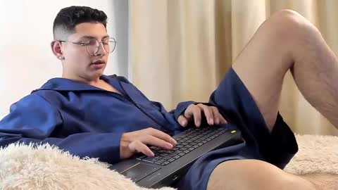 Snapshot of a_lejandro_08 chatting on 02-10-25, 03:03 alejo online show from 02-10-25, 03:03