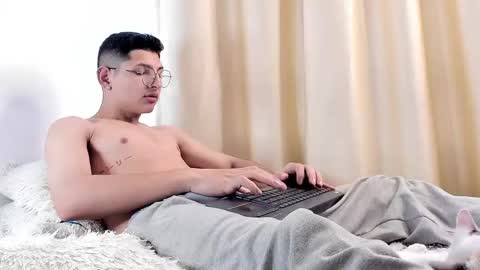 Snapshot of a_lejandro_08 chatting on 02-10-25, 03:21 alejo online show from 02-10-25, 03:21