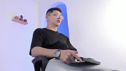 Snapshot of a_lejandro_08 chatting on 02-26-25, 08:00 alejo online show from 02-26-25, 08:00