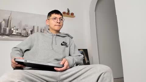 Snapshot of a_lejandro_08 chatting on 03-06-25, 02:41 alejo online show from 03-06-25, 02:41