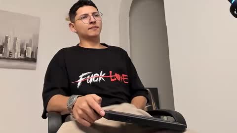 Snapshot of a_lejandro_08 chatting on 03-08-25, 01:28 alejo online show from 03-08-25, 01:28