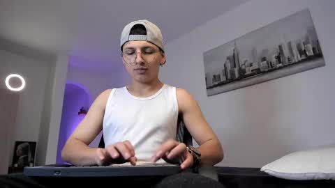 Snapshot of a_lejandro_08 chatting on 03-10-25, 06:16 alejo online show from 03-10-25, 06:16