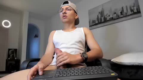 Snapshot of a_lejandro_08 chatting on 03-10-25, 09:21 alejo online show from 03-10-25, 09:21