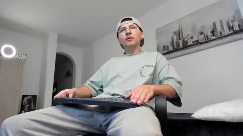 Snapshot of a_lejandro_08 chatting on 03-10-25, 09:40 alejo online show from 03-10-25, 09:40