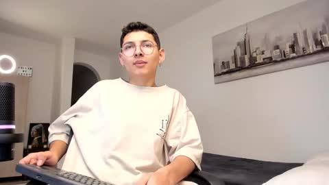 Snapshot of a_lejandro_08 chatting on 03-11-25, 10:31 alejo online show from 03-11-25, 10:31