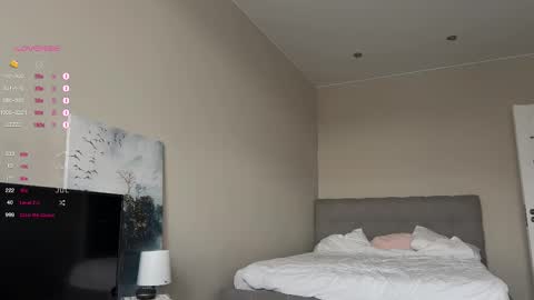 Mila and Jess online show from 10-21-25, 08:37